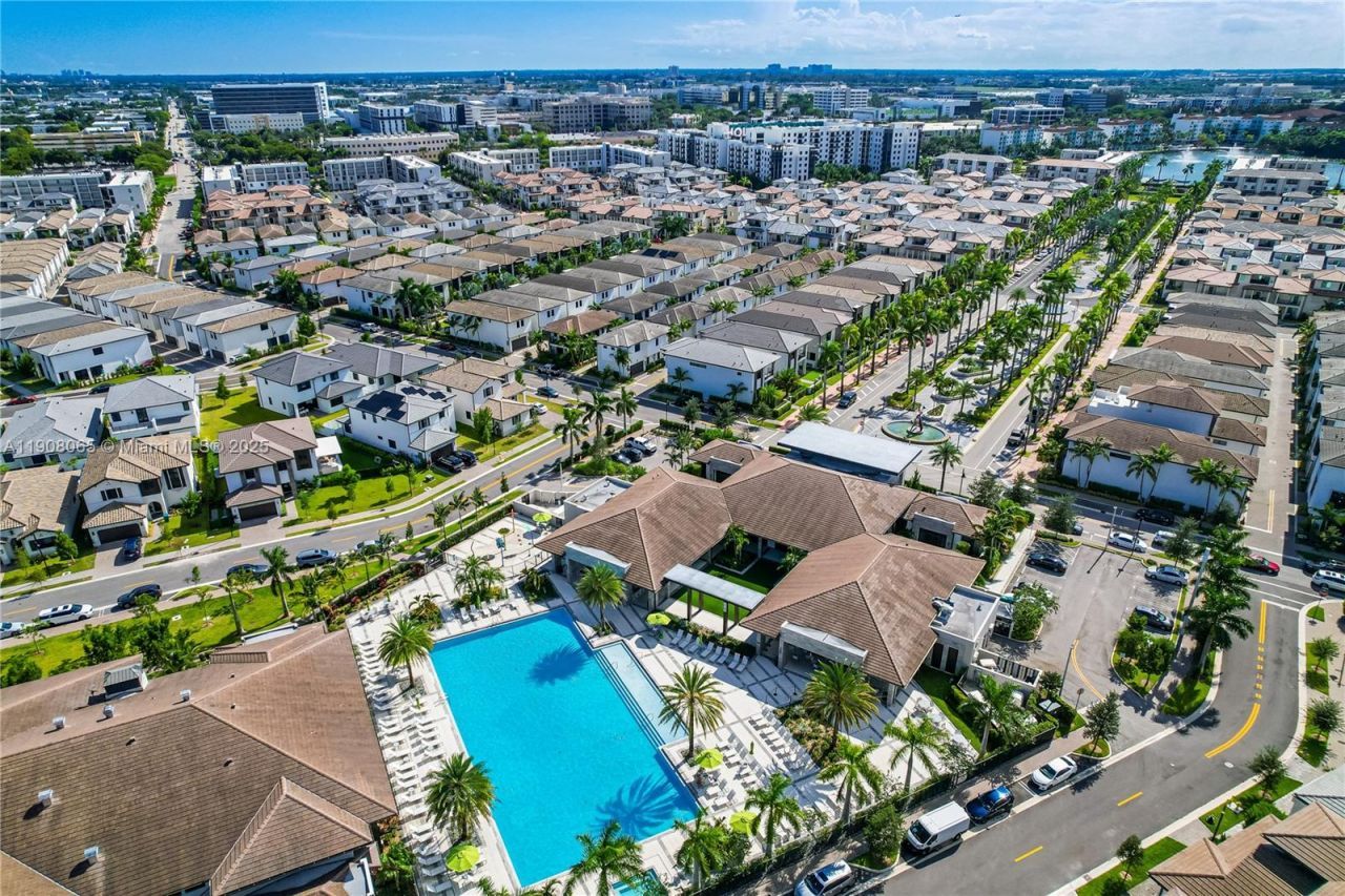 4608 NW 83rd Pkwy, Doral, FL 33166 Photo