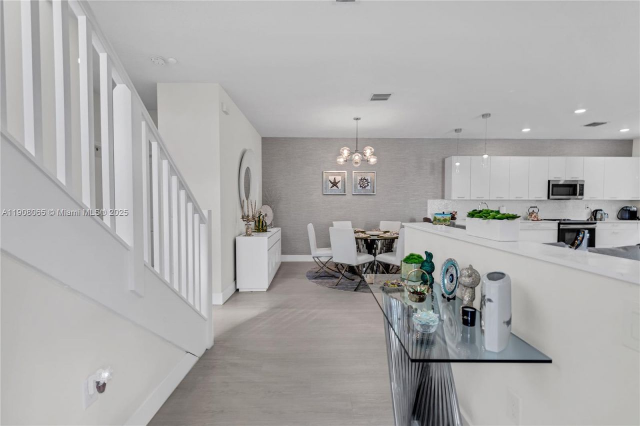 4608 NW 83rd Pkwy, Doral, FL 33166 Photo