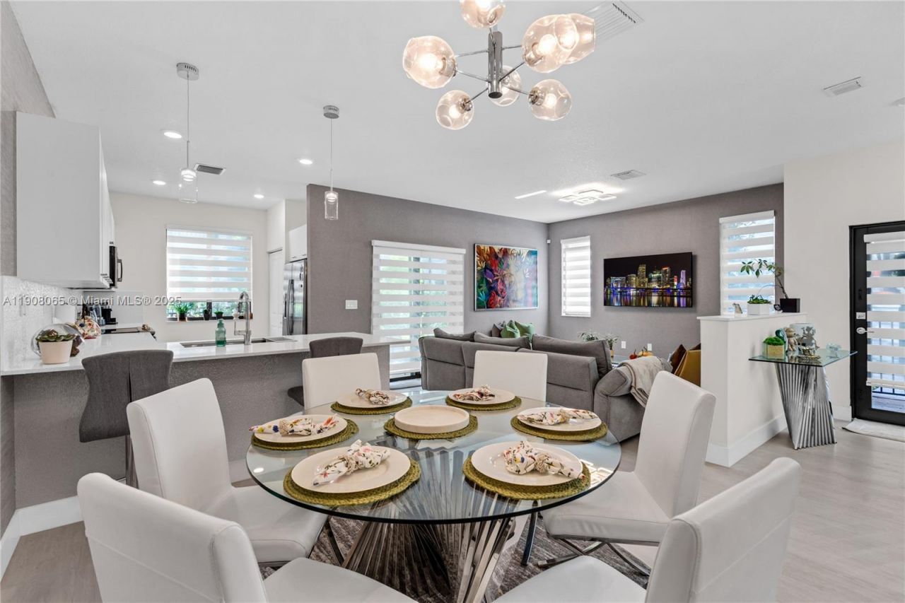 4608 NW 83rd Pkwy, Doral, FL 33166 Photo