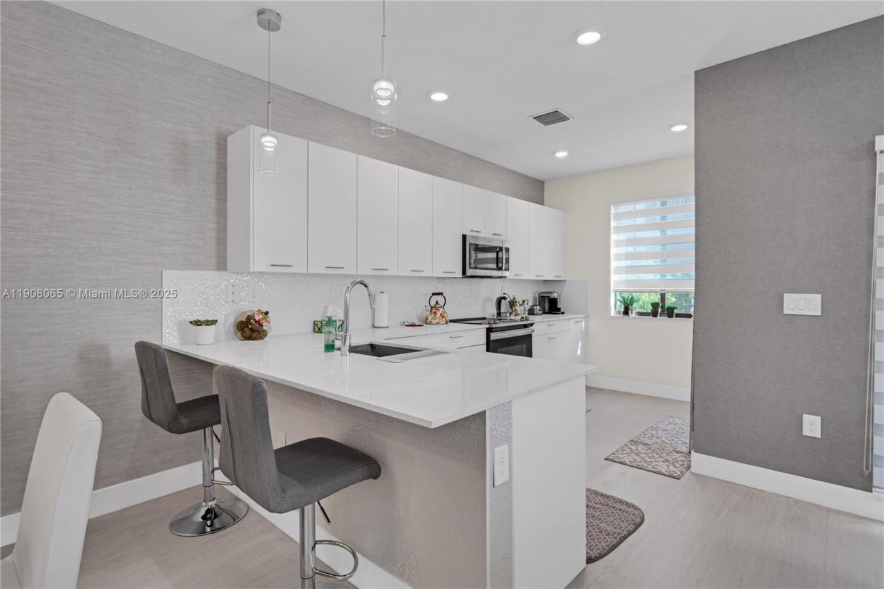 4608 NW 83rd Pkwy, Doral, FL 33166 Photo