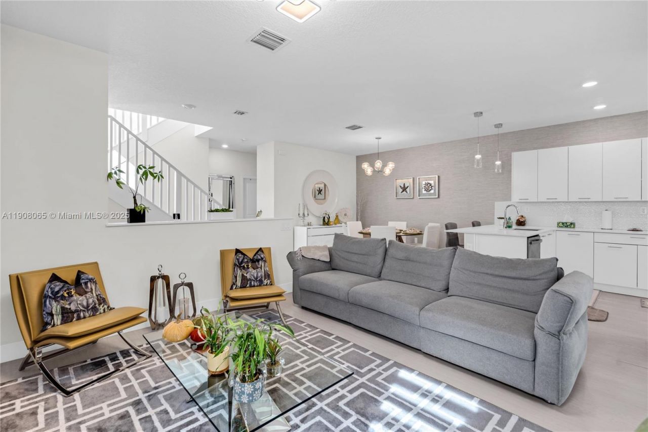 4608 NW 83rd Pkwy, Doral, FL 33166 Photo