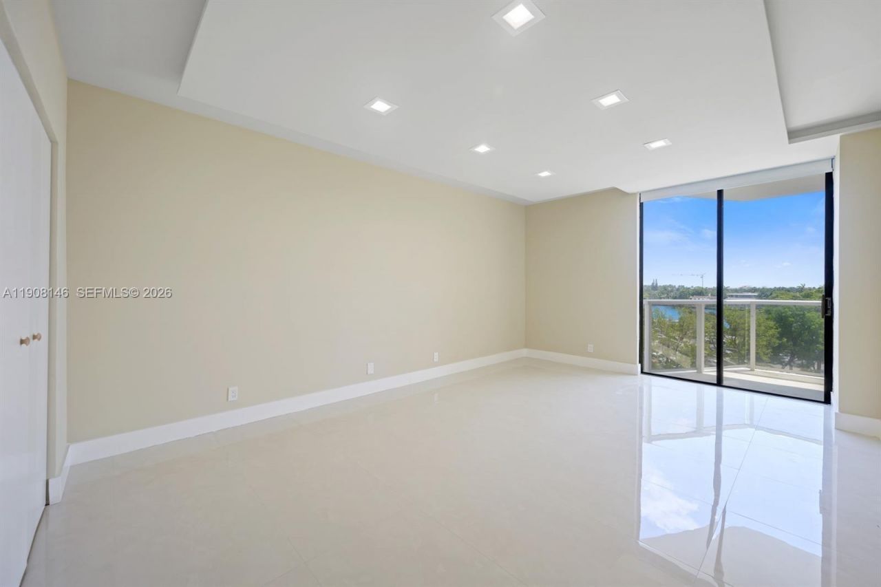 20281 E Country Club Dr, Unit 304, Aventura, FL 33180 Photo