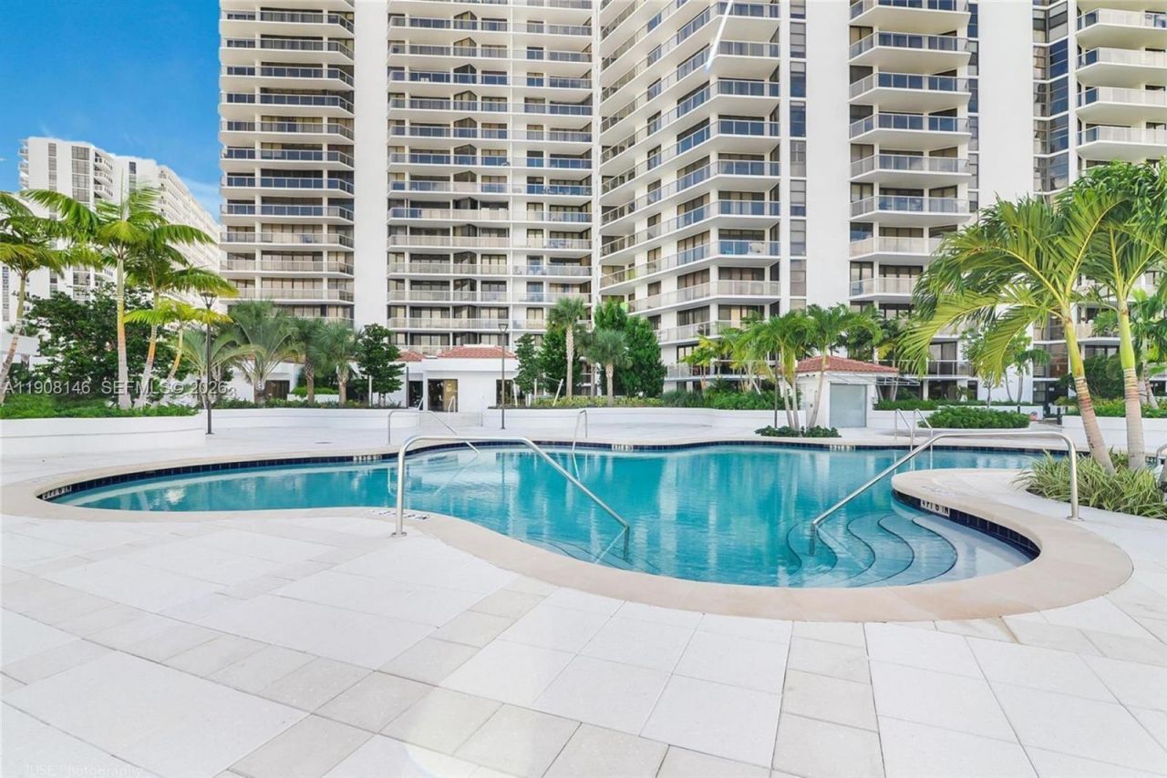 20281 E Country Club Dr, Unit 304, Aventura, FL 33180 Photo