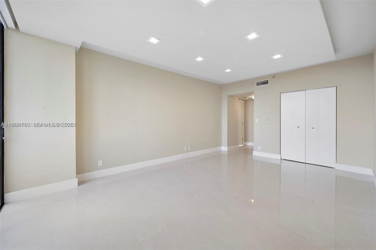 20281 E Country Club Dr, Unit 304, Aventura, FL 33180 Photo