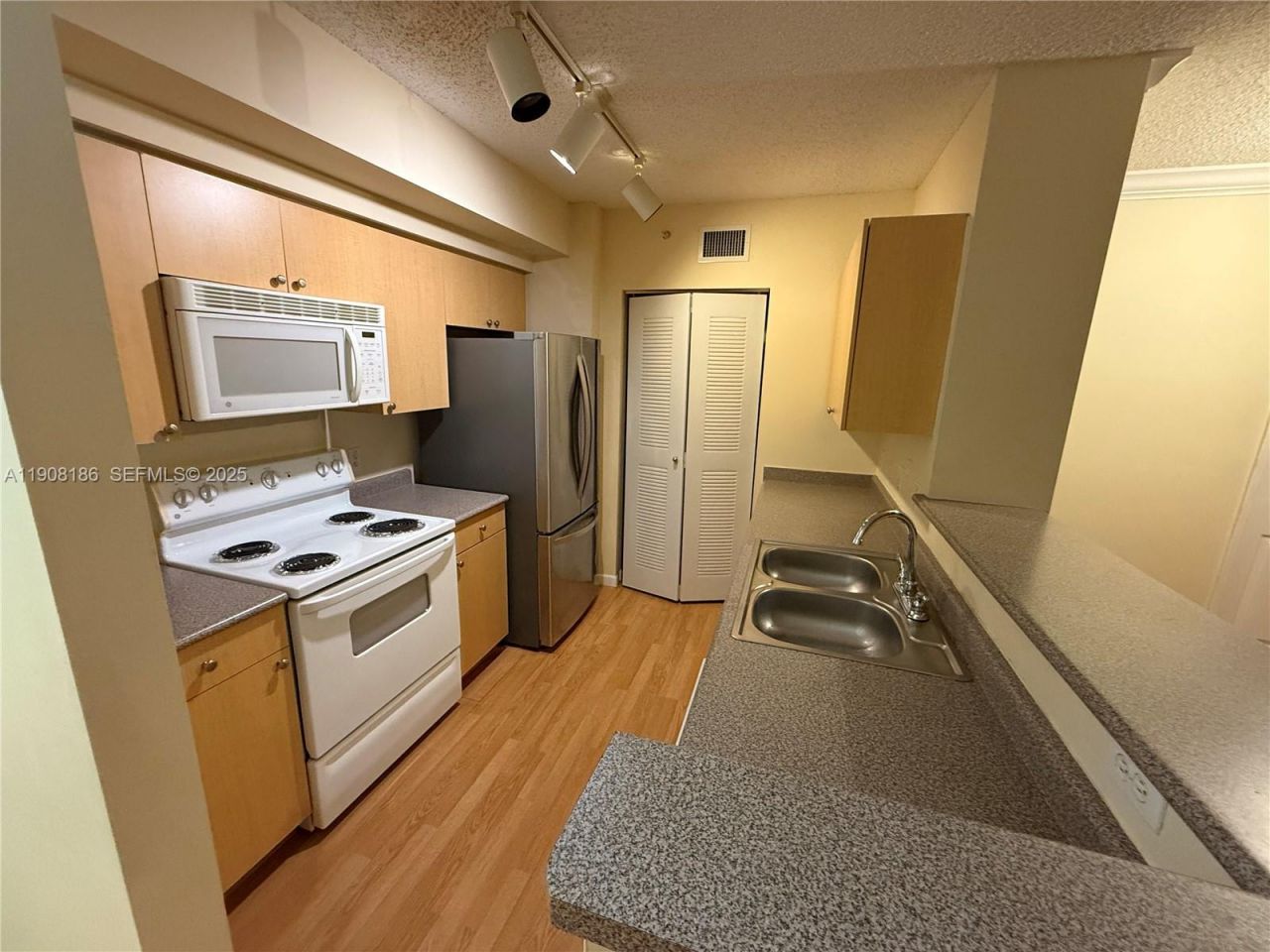 1900 Van Buren St, Unit 305B, Hollywood, FL 33020 Photo