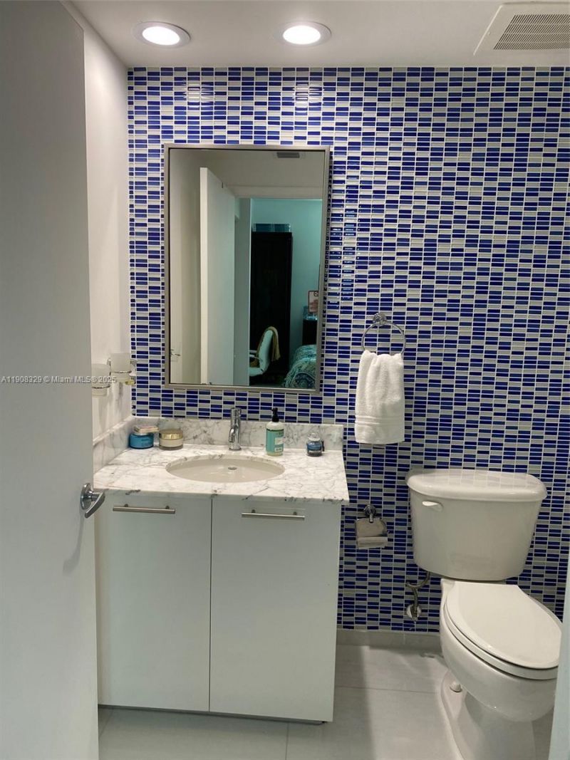 950 Brickell Bay Dr, Unit 2707, Miami, FL 33131 Photo