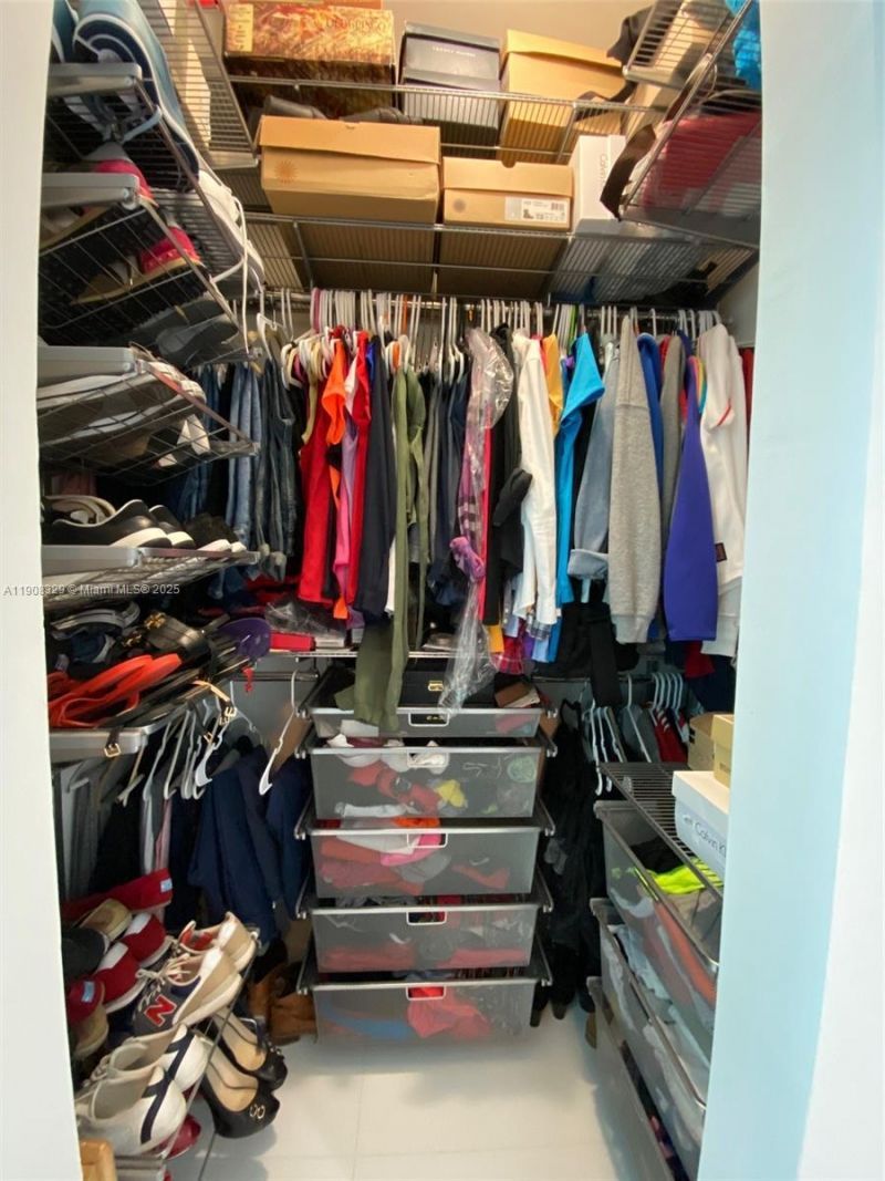 950 Brickell Bay Dr, Unit 2707, Miami, FL 33131 Photo