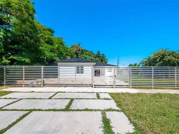 651 NE 172nd St, Miami, FL 33162