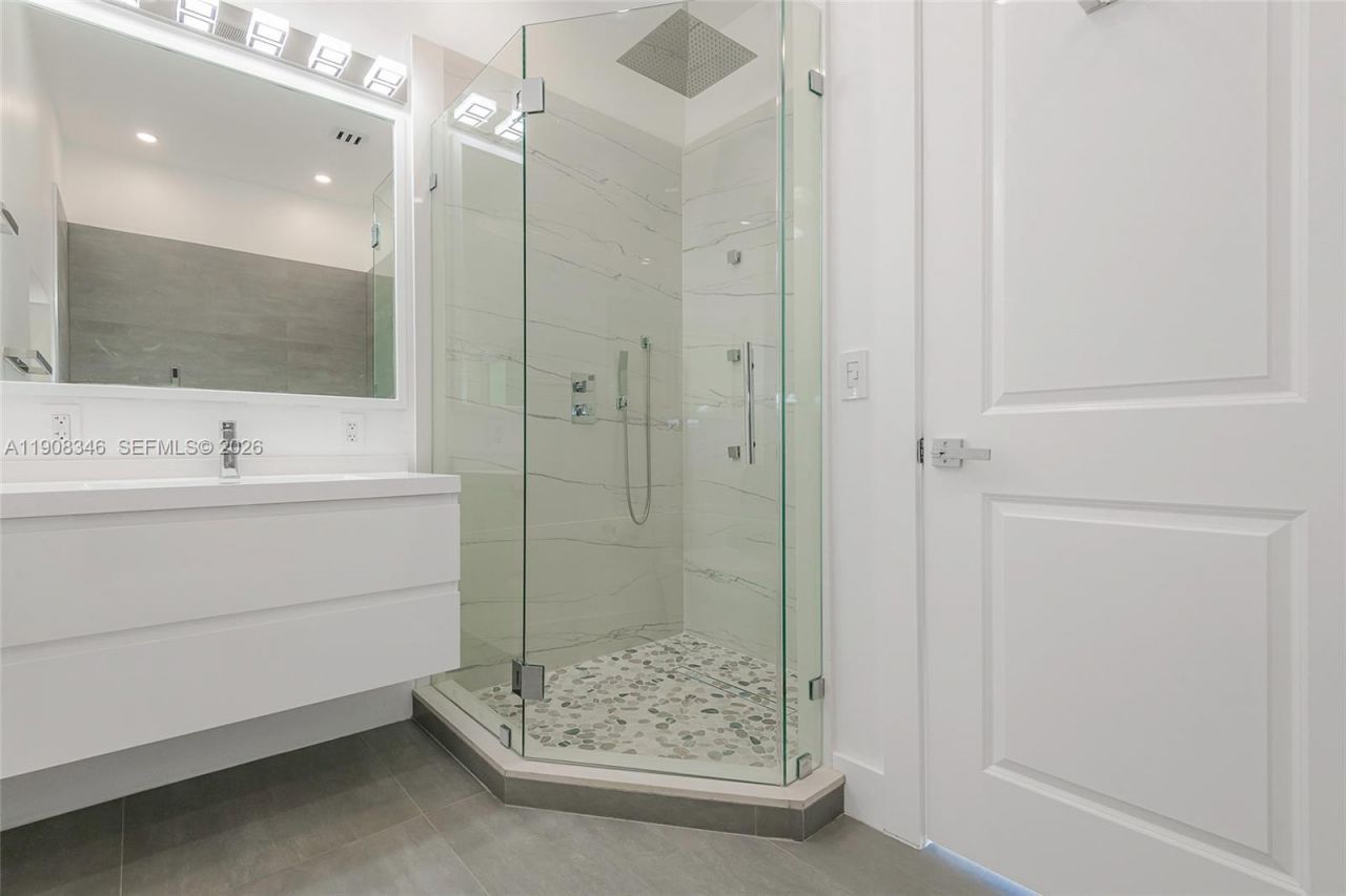 651 NE 172nd St, Miami, FL 33162 Photo