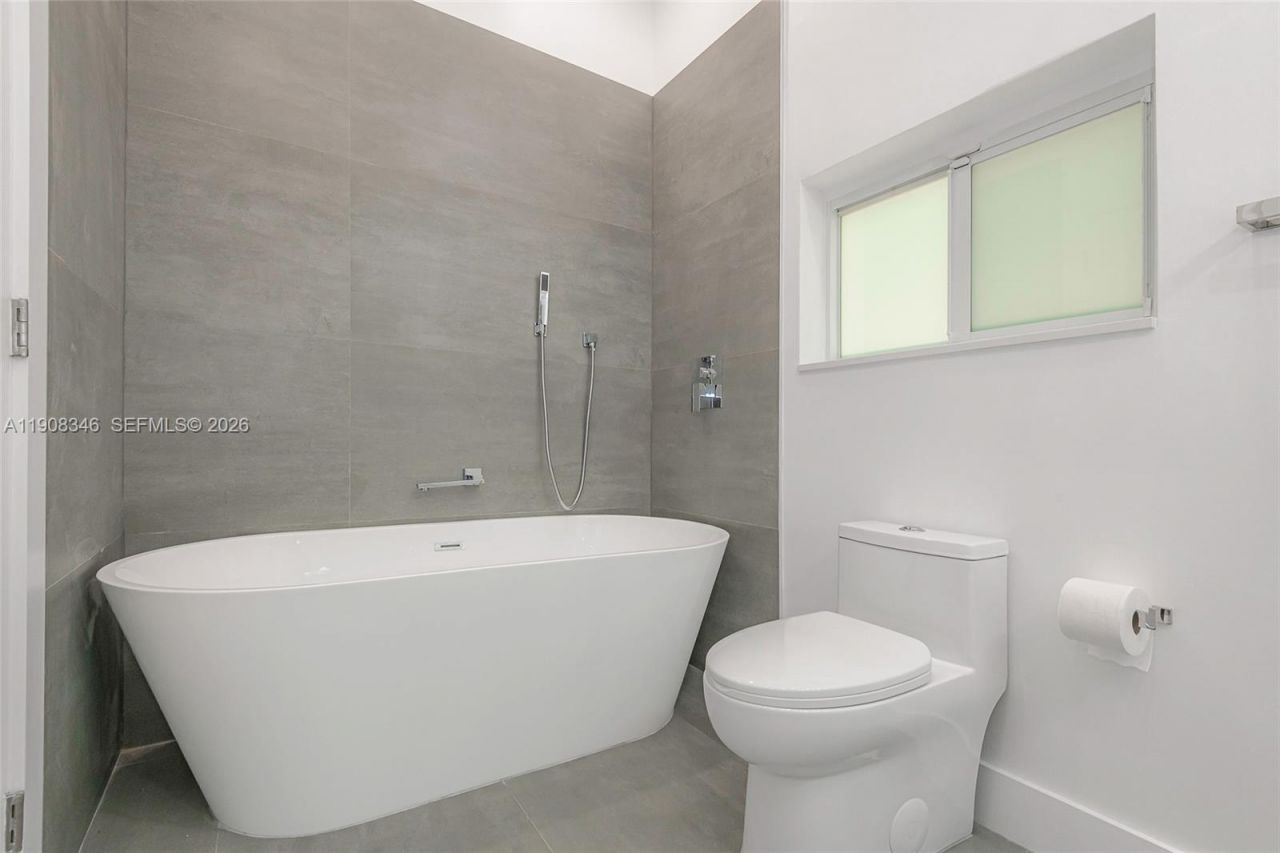 651 NE 172nd St, Miami, FL 33162 Photo