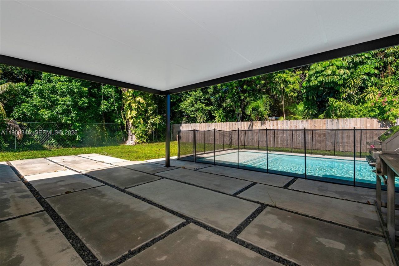 651 NE 172nd St, Miami, FL 33162 Photo