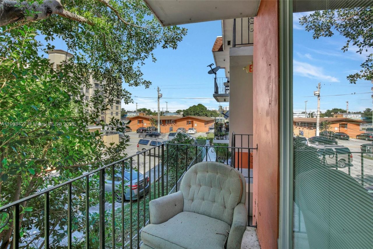 458 SW 9th St, Unit 3, Miami, FL 33130 Photo