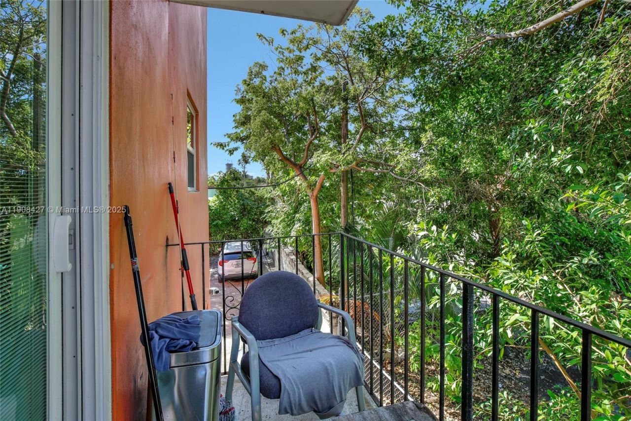 458 SW 9th St, Unit 3, Miami, FL 33130 Photo