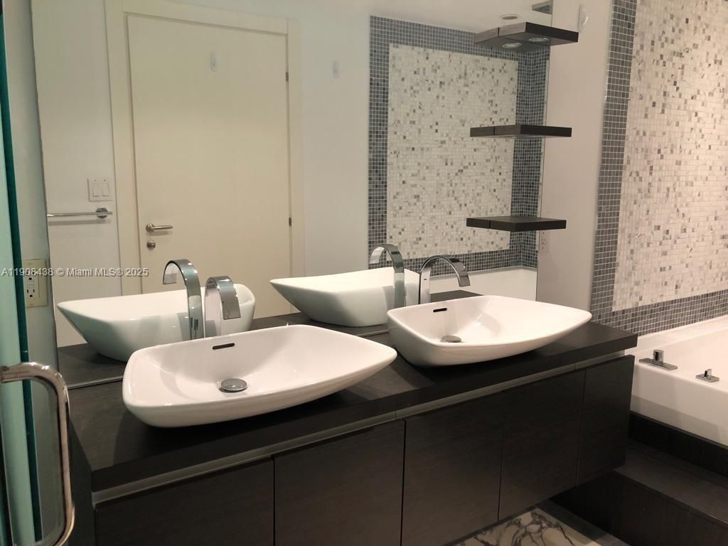 200 Biscayne Boulevard Way, Unit 902, Miami, FL 33131 Photo