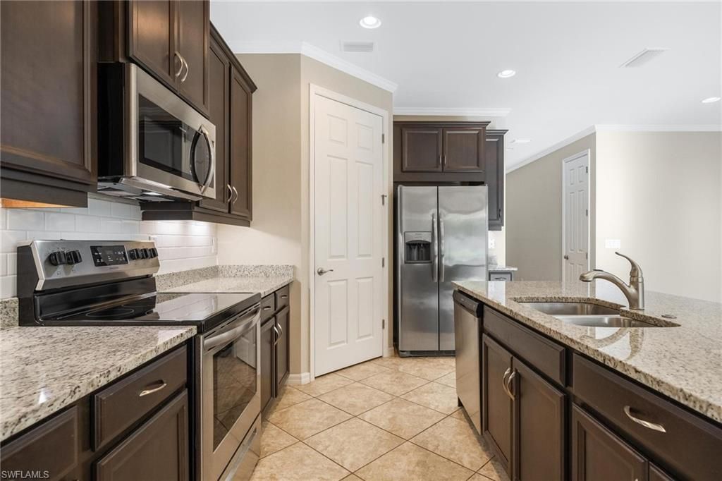 2899 Sunset Pointe Cir, Cape Coral, FL 33914 Photo