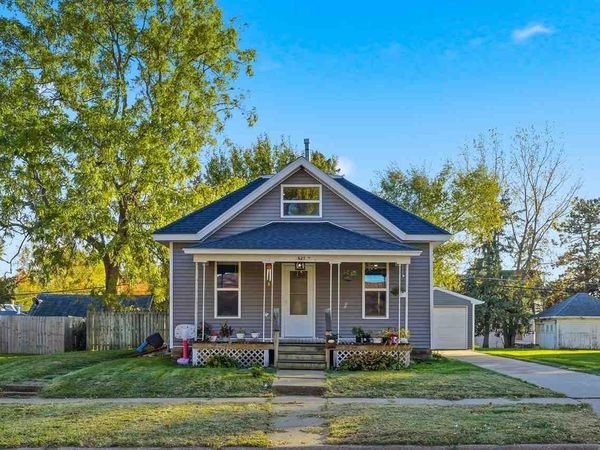 621 W 2nd St, Washington, IA 52353