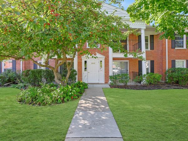 520 Shorely Drive, Unit 203, Barrington, IL 60010