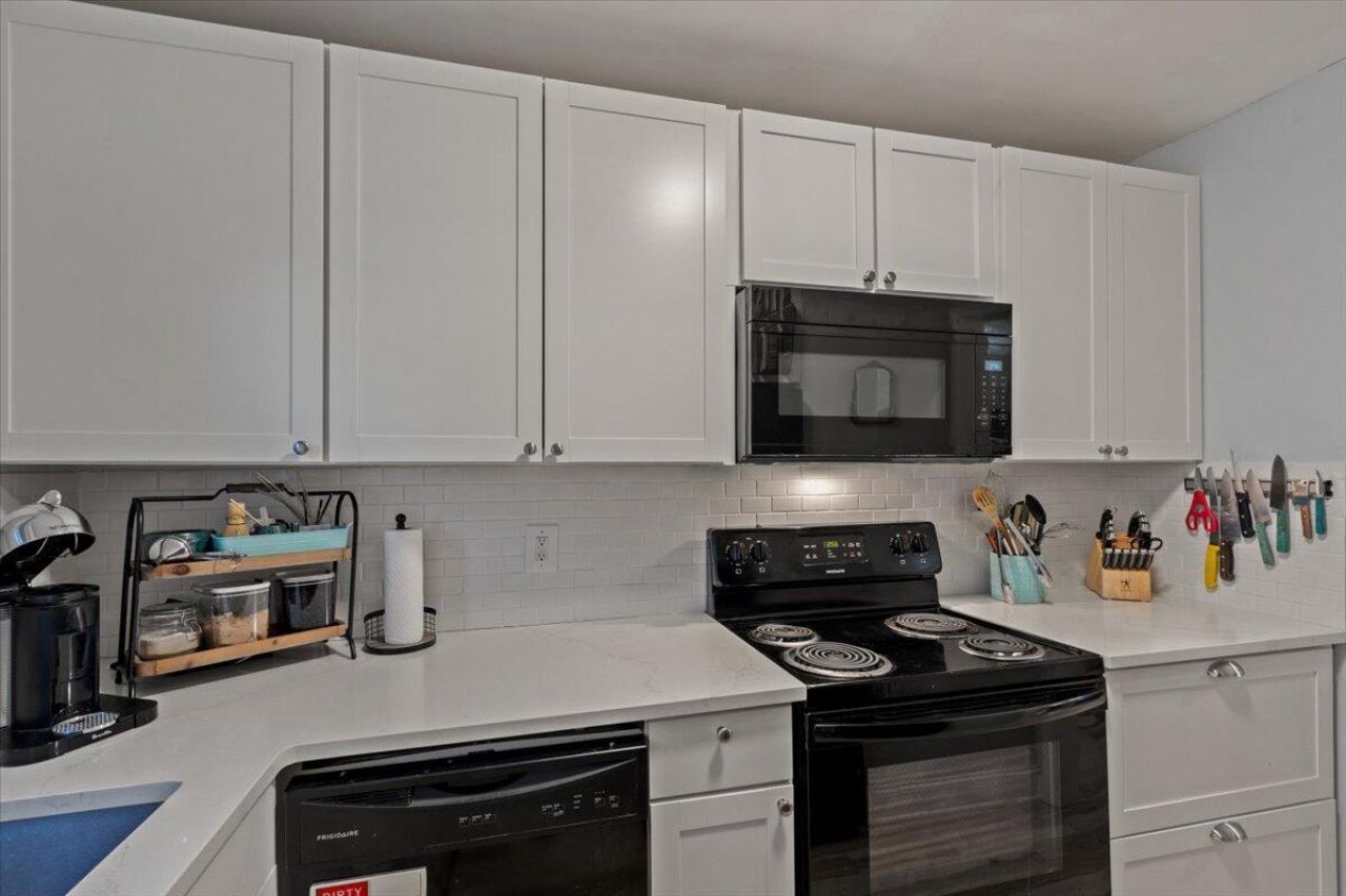 206 St Charles Court Photo 18