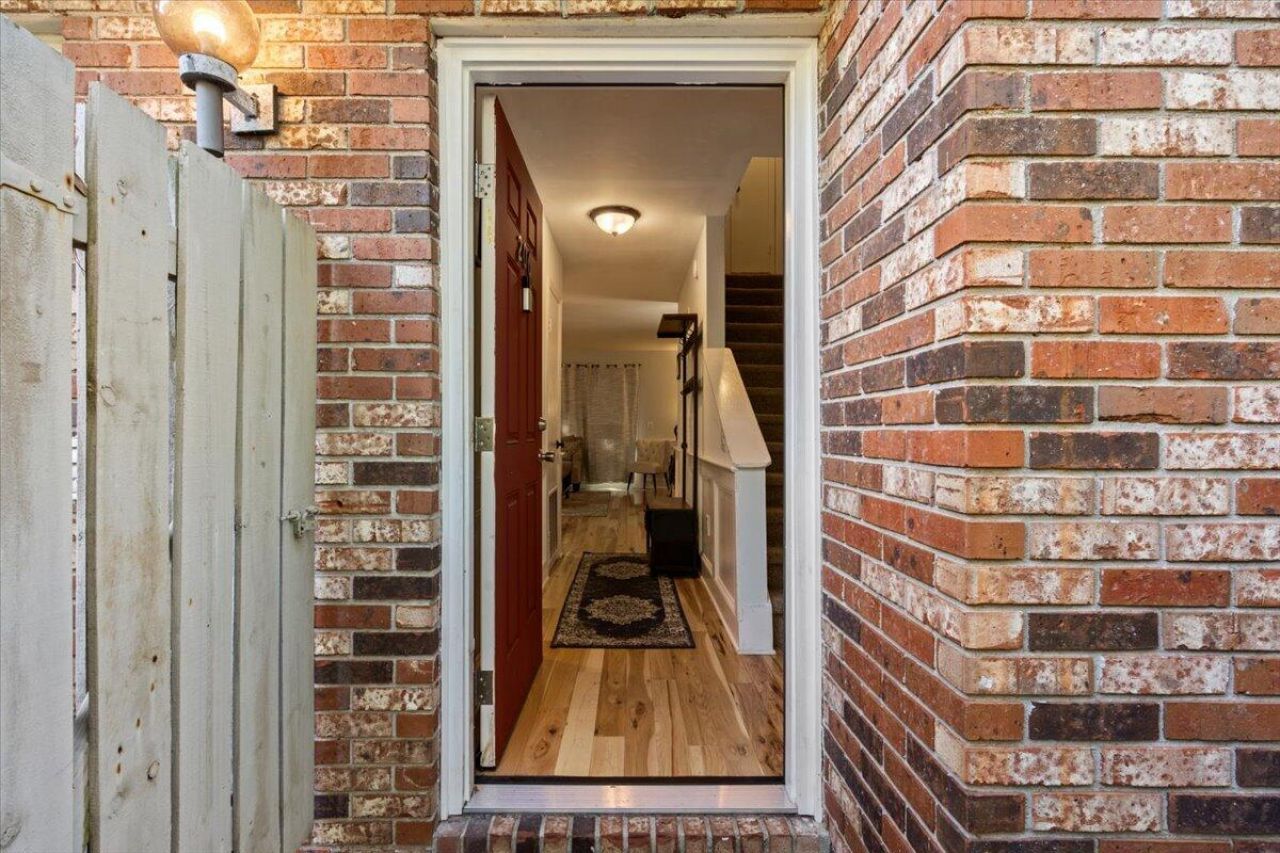 206 St Charles Court Photo 4