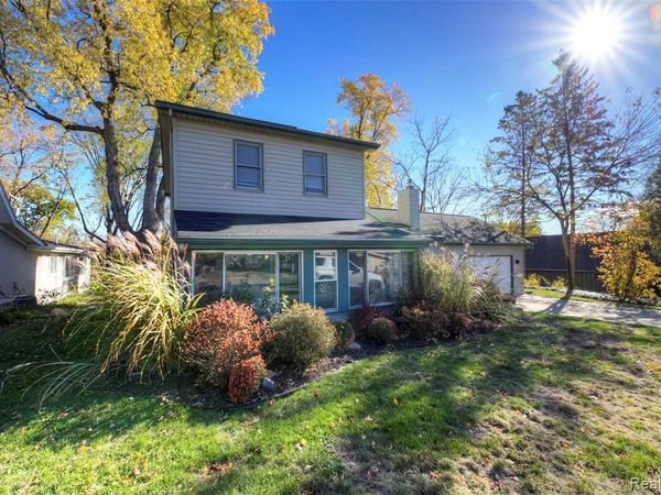 212 Hillcroft Drive, Walled Lake, MI 48390