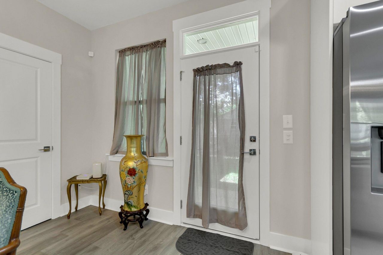 2690 Henry Street Photo 24