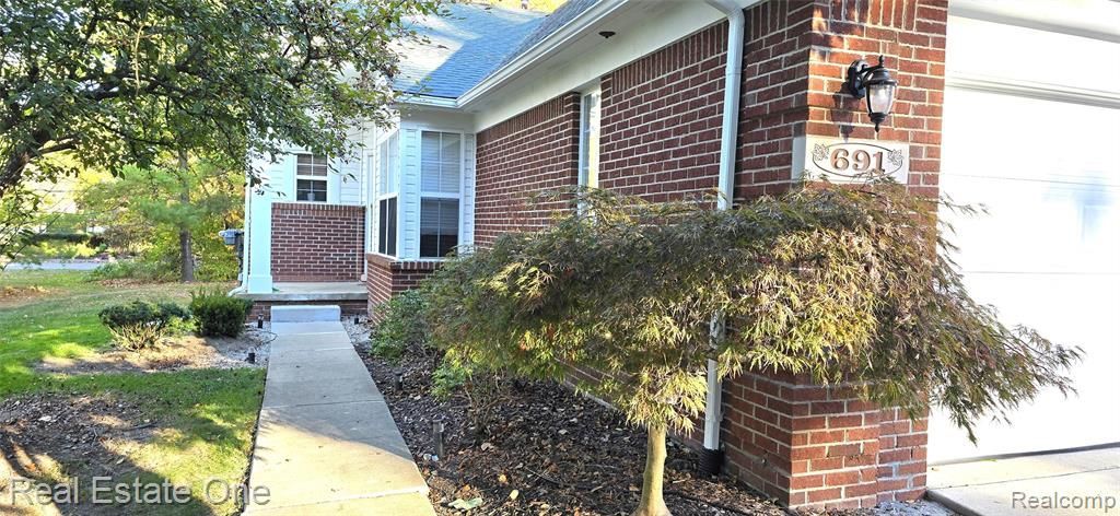 691 Chestnut Drive, Wixom, MI 48393 Main Photo