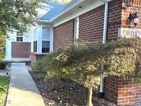 691 Chestnut Drive, Wixom, MI 48393