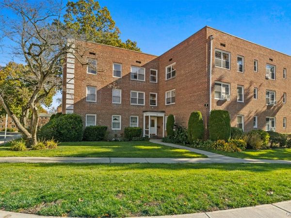 2 Edwards Street, Unit 3D, Roslyn Heights, NY 11577