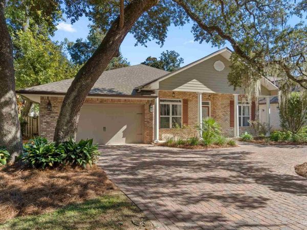 4 Plantation Oaks Dr, Mary Esther, FL 32569