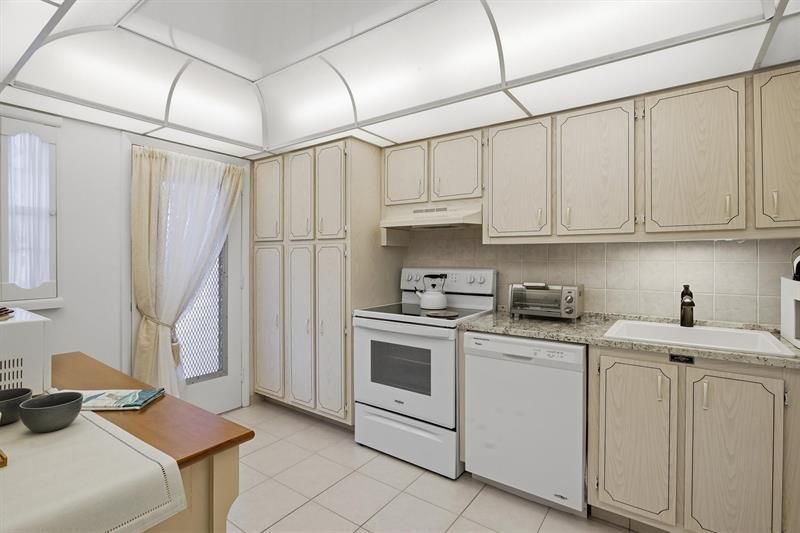 2991 NW 46 Avenue, Unit 410, Lauderdale Lakes, FL 33313 Photo