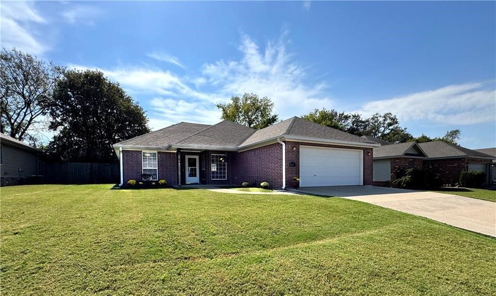 820 W Deer Lodge Court, Siloam Springs, AR 72761 Main Photo