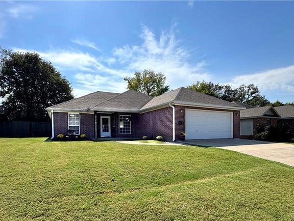 820 W Deer Lodge Court, Siloam Springs, AR 72761