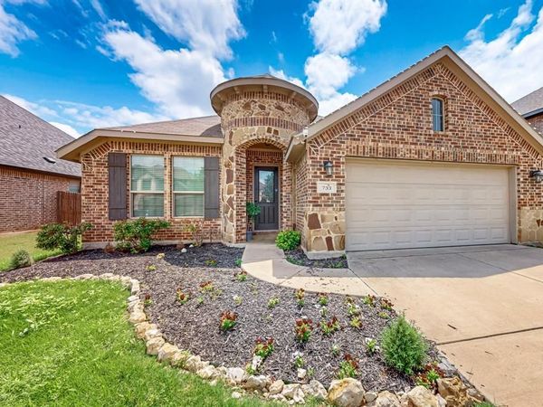 733 Ravenwood Drive, Saginaw, TX 76179