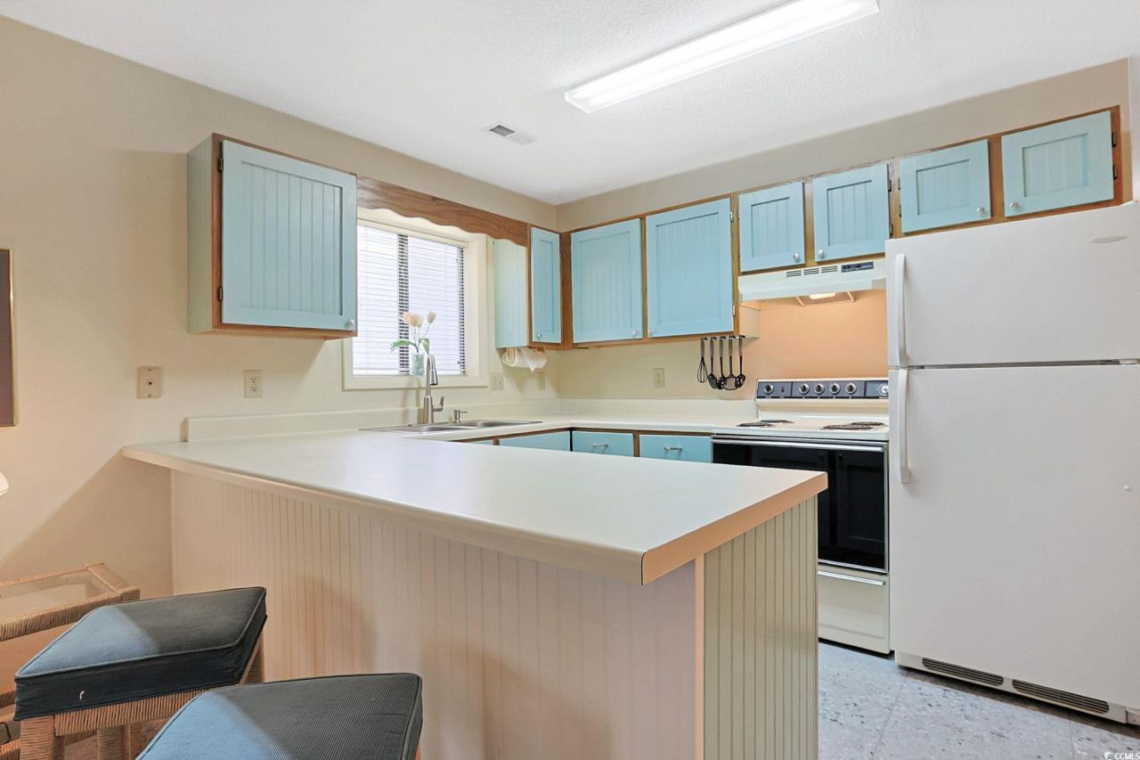 500 Fairway Village Dr. Photo 6