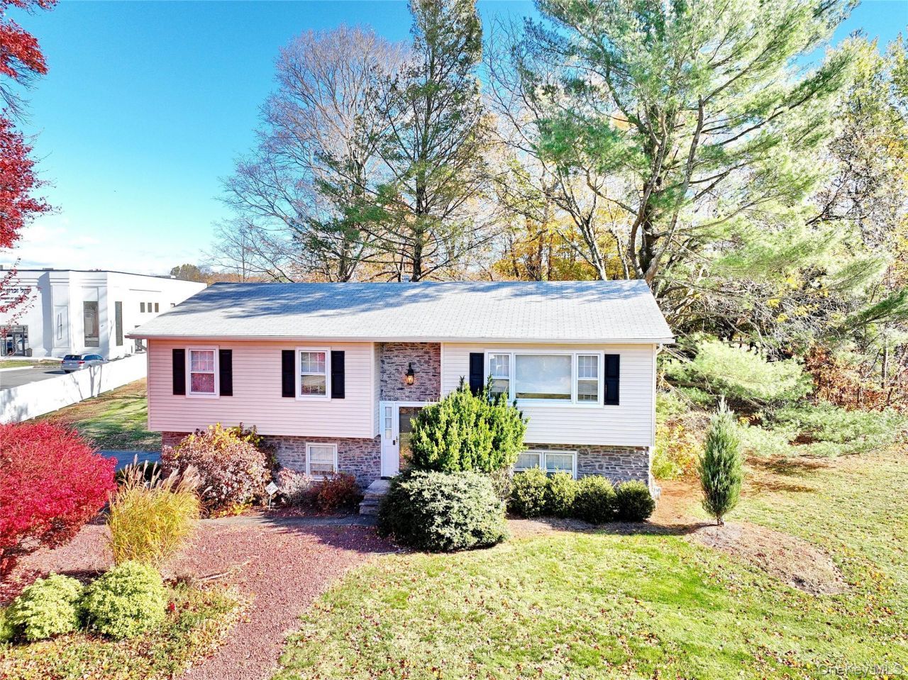 6 Roxbury Court, Chestnut Ridge, NY 10977 Main Photo