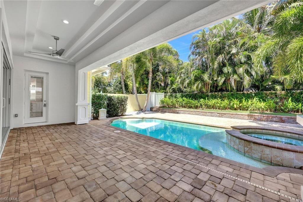 699 Fairway Ter, Naples, FL 34103 Photo