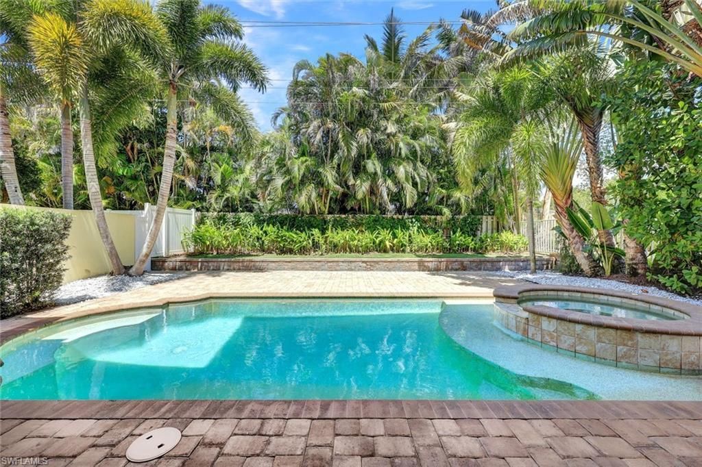 699 Fairway Ter, Naples, FL 34103 Photo
