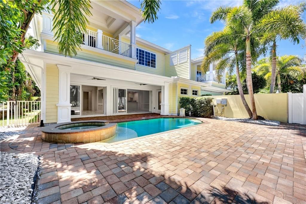 699 Fairway Ter, Naples, FL 34103 Photo