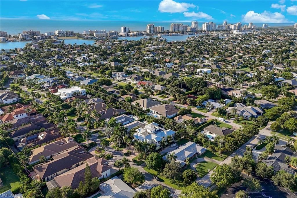 699 Fairway Ter, Naples, FL 34103 Photo