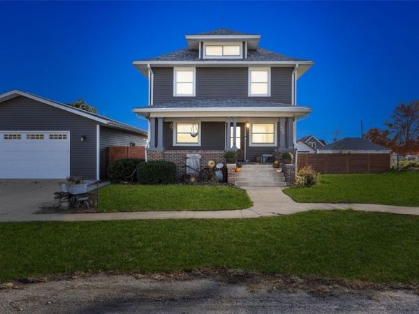 503 2nd E, Newhall, IA 52315