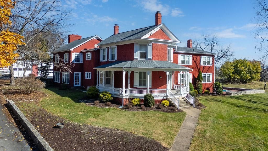 1004 E BEVERLEY ST, STAUNTON, VA 24401