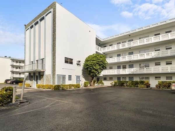 4090 NW 42nd Avenue, Unit 309, Lauderdale Lakes, FL 33319