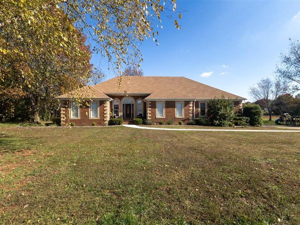 732 Hunters Pointe Court, Bowling Green, KY 42104