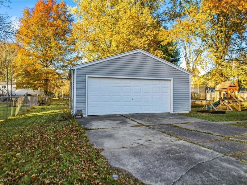 560 Beverly Hills Drive, Youngstown, OH 44505 Photo 11