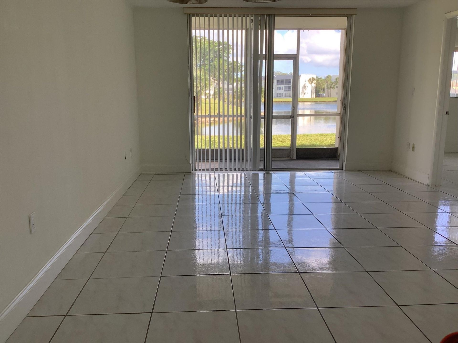 8220 Sunrise Lakes Boulevard, Unit 110, Sunrise, FL 33322 Photo