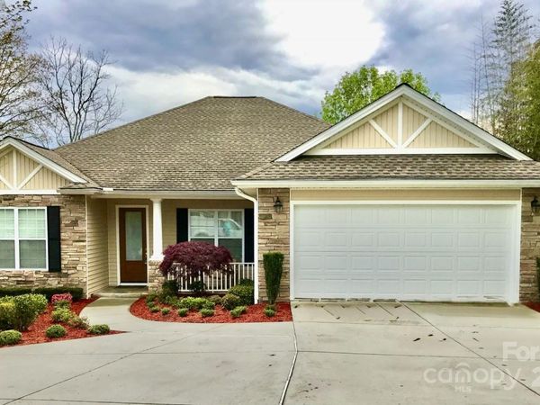 18 Eagle Pointe Way, Flat Rock, NC 28731