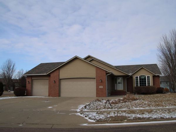 809 S Outlook Dr, Sioux Falls, SD 57106