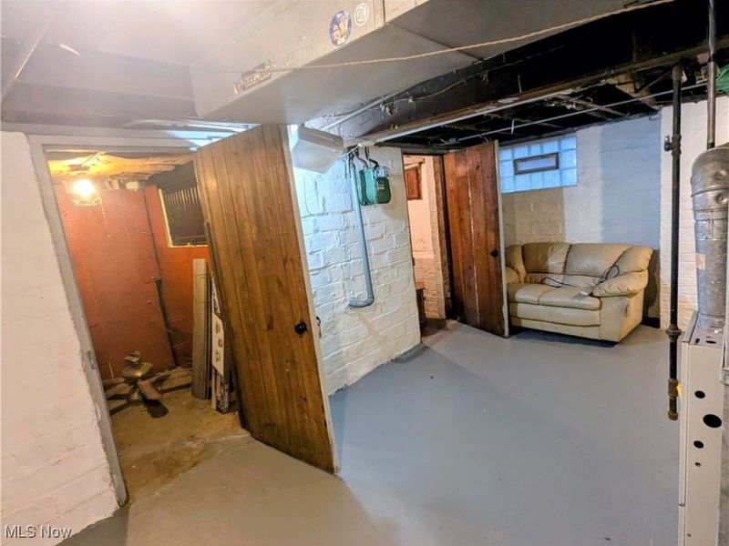 10604 Saint Mark Avenue, Cleveland, OH 44111 Photo 19