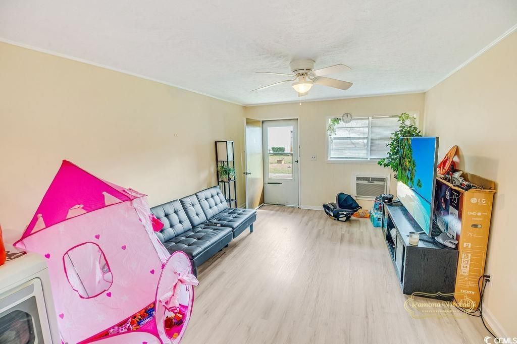 818 Bay St. Photo 35