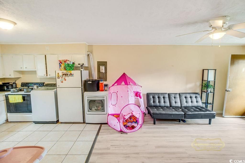 818 Bay St. Photo 36